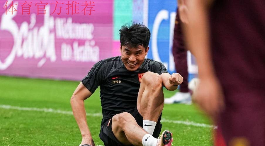 国足队员天津助力校园足球 郑智充当教练员